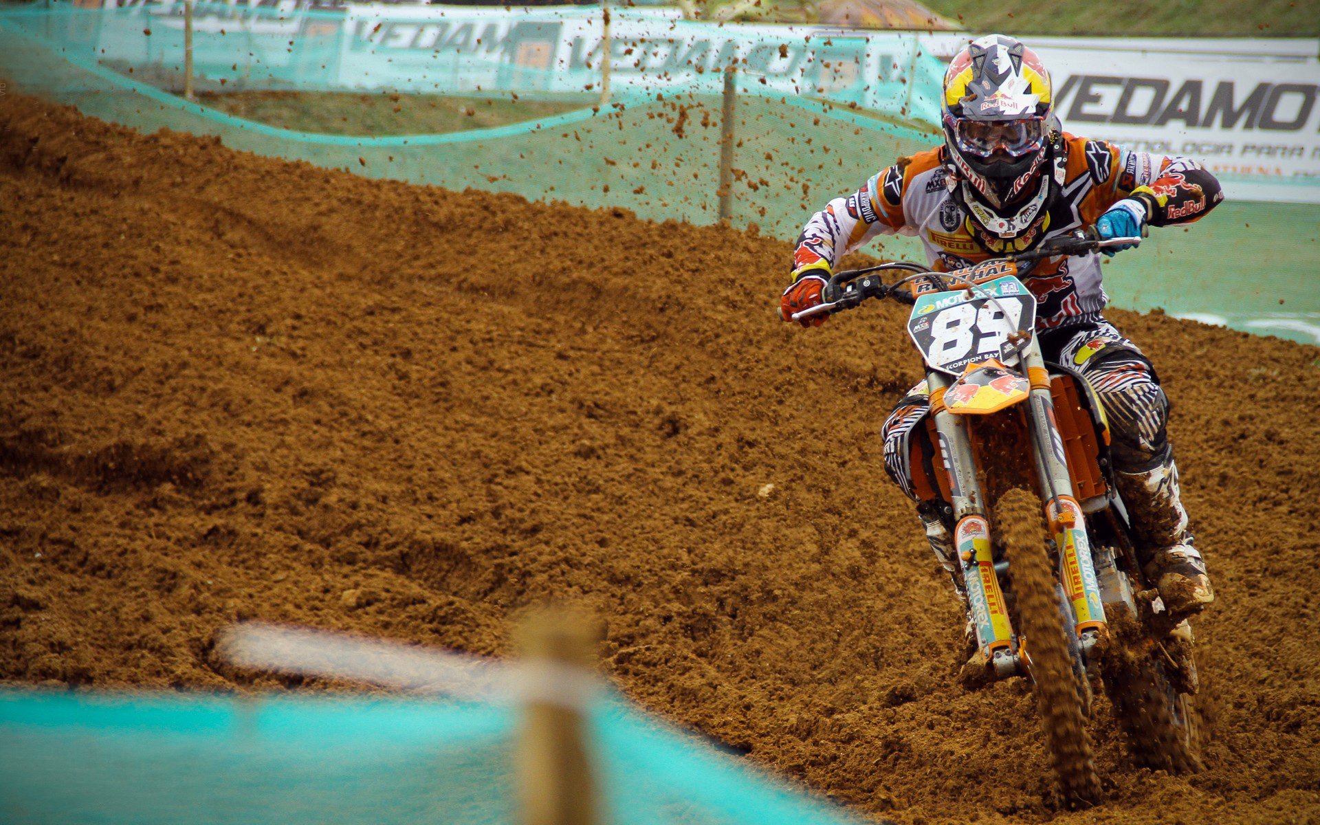 拜仁球员技术细腻,对抗冷静,拜仁主力队员